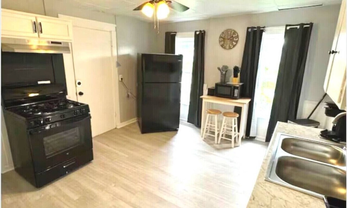 Lakefront Apartment | (H2) 2 Bdrm Apt Inner Harbor