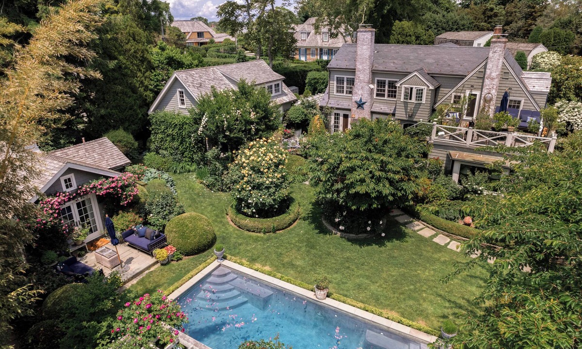 Water Mill Cottage | Hamptons Mecox Bay neighborhood located in Water Mill/Bridgehampton
