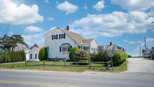 Pine Point House | Hank's Hideaway by Bayley Vacation Rentals