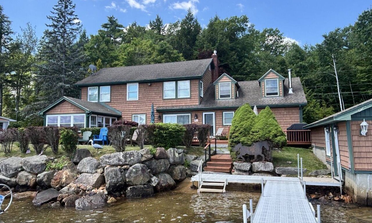 Laconia House | Happy Hours on Lake Winnisquam