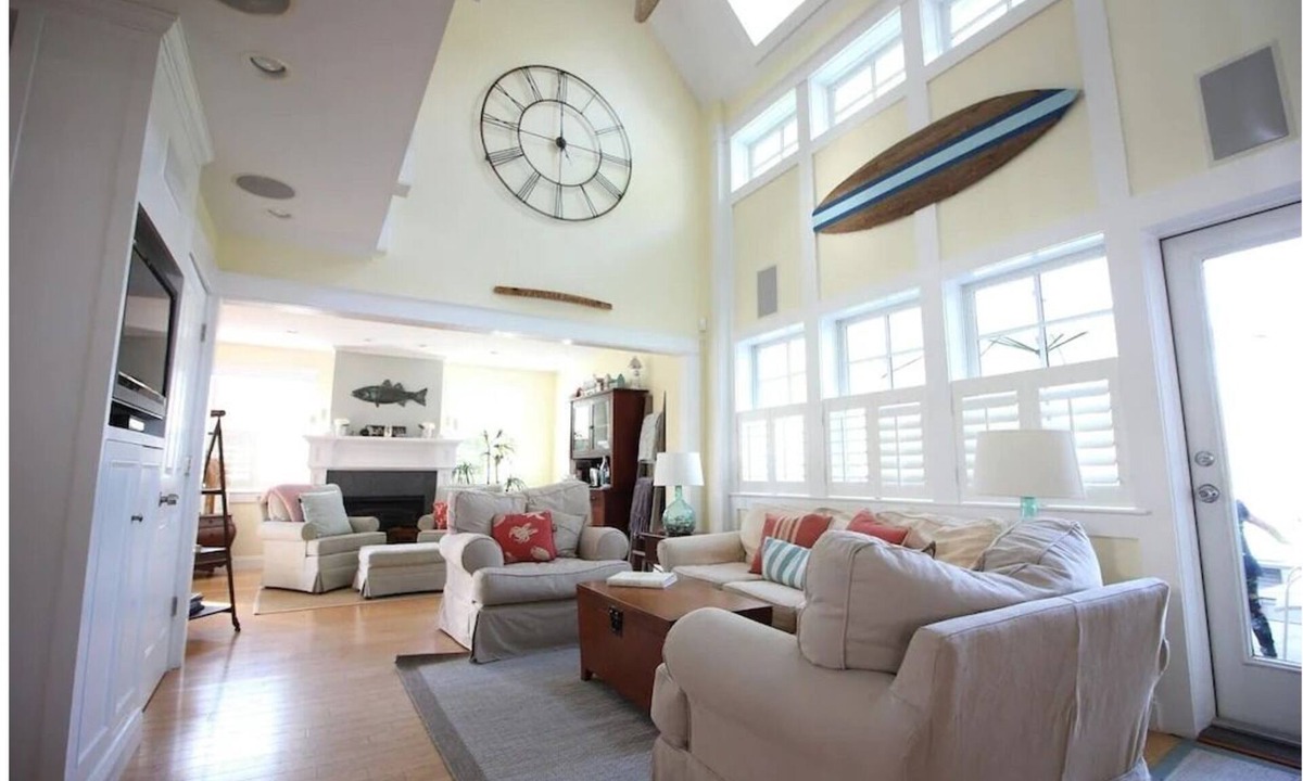 Narragansett House | Harbour Island Coast House, shoulder season mid-week specials! Booking 2027