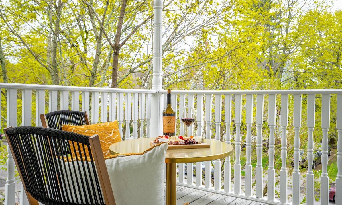 Deering Center House | Harmony House/Walk to Downtown/Parking/Balcony