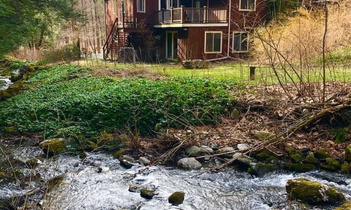 Austerlitz Cottage | Harvey Mountain Lodge by State Forest