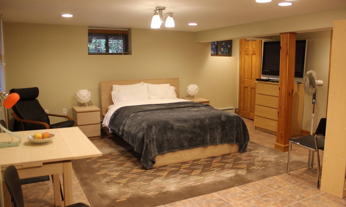 Griggs Park Apartment | Heart of Brookline Private Accomodations