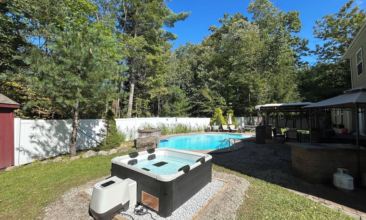Ballston Spa House | Heated Pool, Hot Tub, Fire Pit, SPAC, 8 Beds, Track, Ski