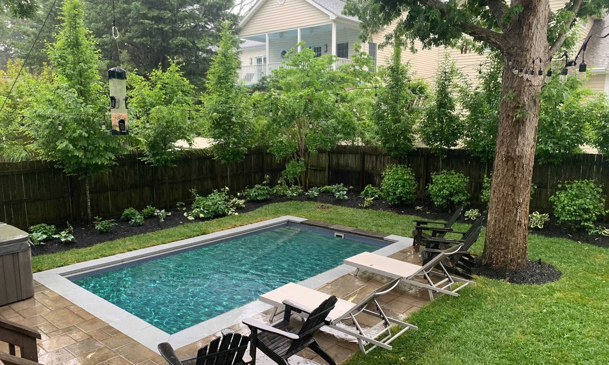 Country Club Estates House | Heated Pool, Hot Tub, Deck & LINENS/TOWELS too!