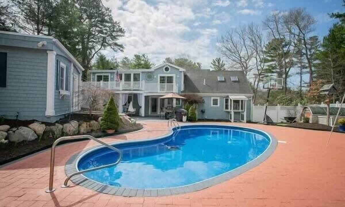 West Barnstable House | Heated Salt Water Pool, Come Enjoy Cape Life!
