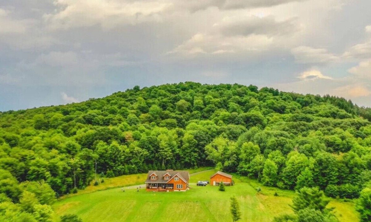 De Lancey House | Hidden Hollow spacious mountain retreat Beautiful secluded, large yet cozy home