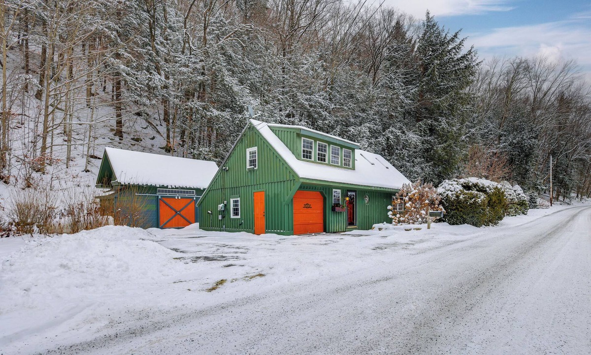 East Arlington House | Hike, Fish, Hunt! Green Mountain Home By River