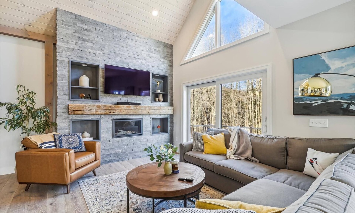 Waterbury Center House | Hill House: Hilltop Retreat | 8 Min to Stowe | Hot Tub & Views