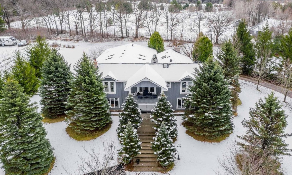 Harwood House | Hilltop Retreat · 2 Acre Estate With Indoor Pool & Hot Tub