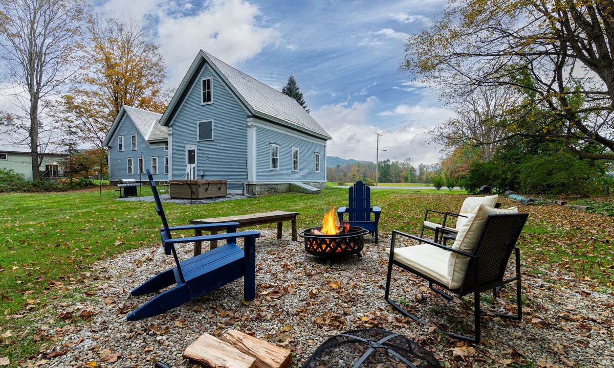 Chester Depot House | Historic 150-year-old farmhouse, Jacuzzi included