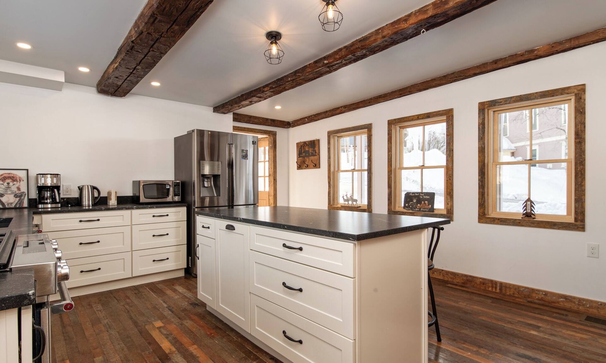Belmont House | Historic 1843 Belmont Home, Near Okemo & VAST, Sleeps 10+, Gigabit WiFi