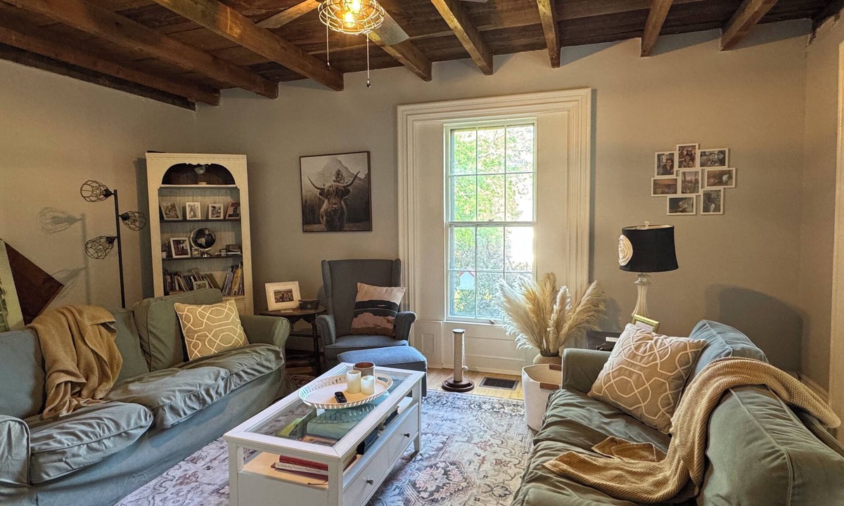 Hampden House | Historic 1855 farmhouse close to concert venue