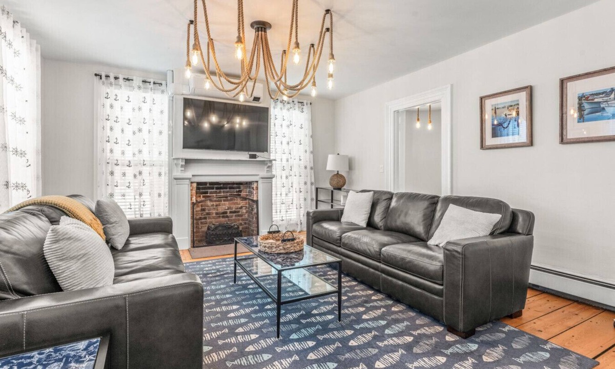 Mystic House | Historic 6-Bed Pet-Friendly Home, Walk to Seaport