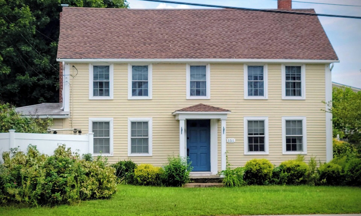 Niantic House | Historic colonial, a short walk to downtown and the beaches!