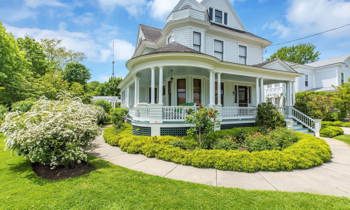 Greenport House | Historic Luxurious Captains Home- Greenport Village, wineries,golf, beach