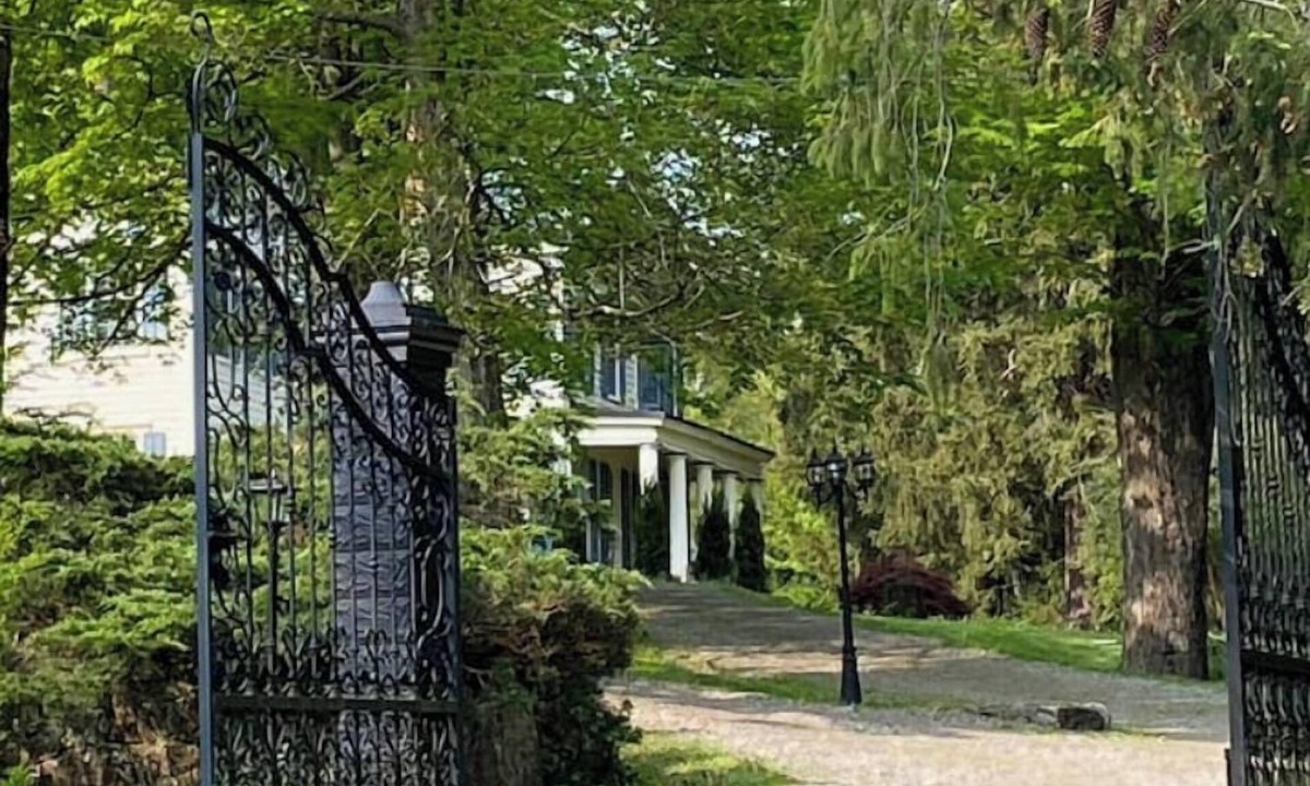 Hopewell Junction House | Historic mansion with magnificent barn
