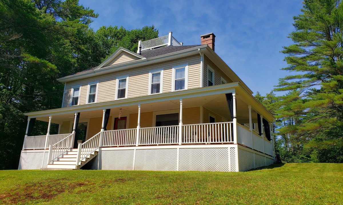 Mirror Lake House | Historic Victorian on Mirror Lake Sleeps 16 REDUCED RATES