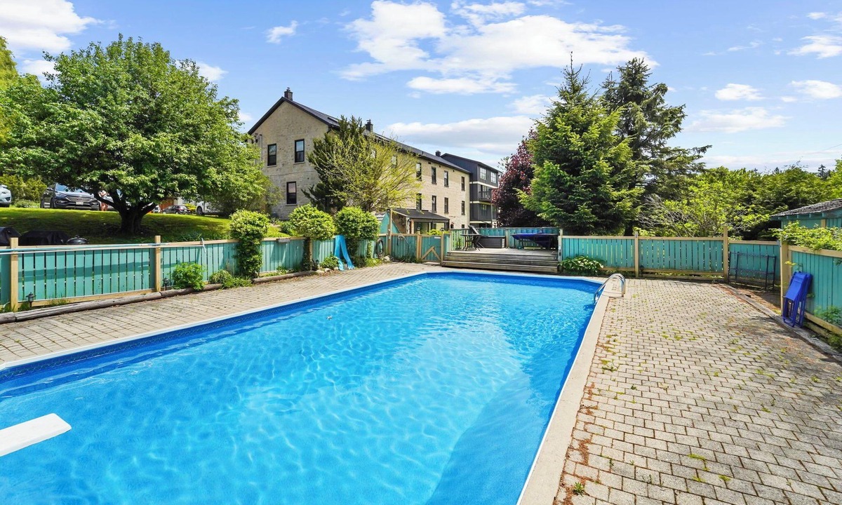 Salem Apartment | Historical Dreamy Loft Retreat in the Heart of Elora- Minutes from Downtown