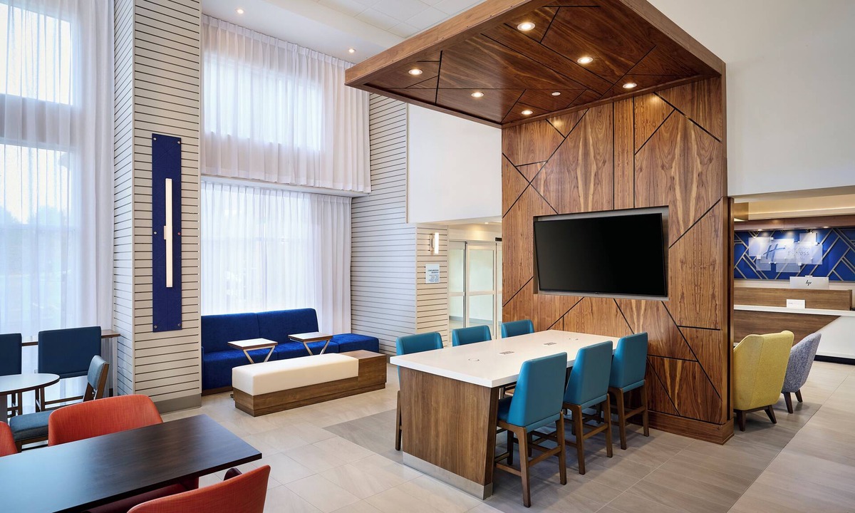 Rosemount Hotel | Holiday Inn Express and Suites Kitchener Southeast by IHG