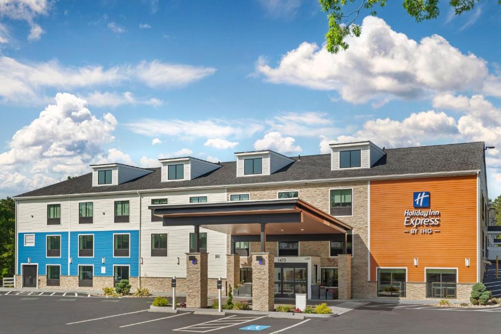 Hyannis Hotel | Holiday Inn Express Hyannis - Cape Cod by IHG