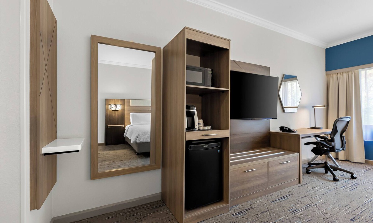 Plainsboro Hotel | Holiday Inn Express Princeton Southeast by IHG