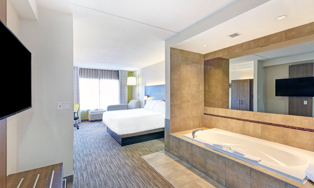 Woodstock Hotel | Holiday Inn Express & Suites Woodstock South by IHG