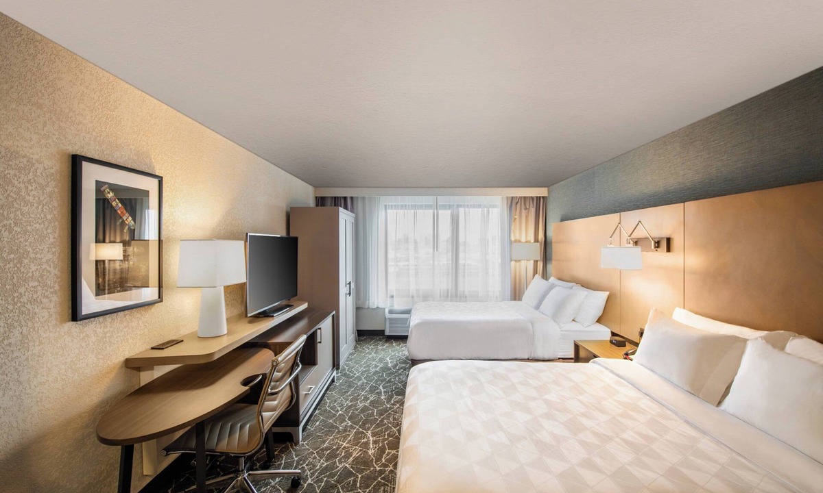 Newark Hotel | Holiday Inn Newark International Airport by IHG