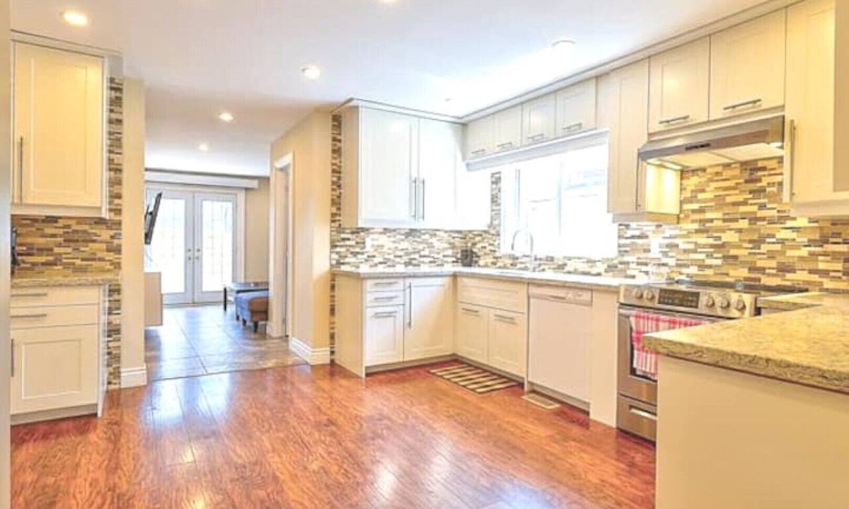 Hamilton House | 🌺Home away from home! Entire 🏡 Large 2 floor 5 bedroom home ,free parking