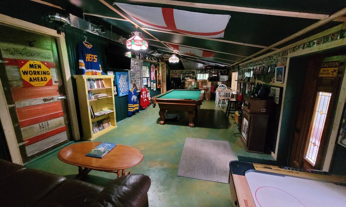 Ingersoll Apartment | Homewood Villa Rustic Sports Room