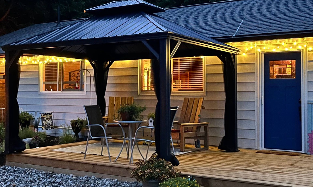 Edwardsburgh/Cardinal House | Honeybee Haven - Escape to a Serene Summer Retreat! Dog Friendly, Free Parking.