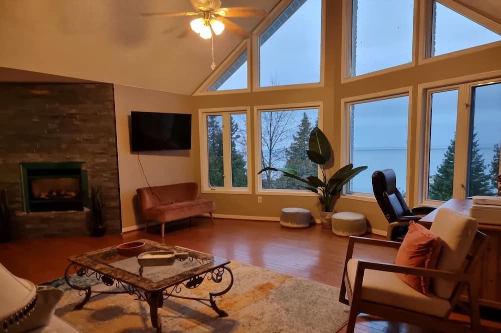 Little Current House | Honora Bay Hideaway