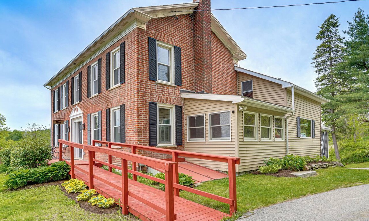 Town of Easton House | Horse Racing & Skiing in Greenwich: Dogs Welcome
