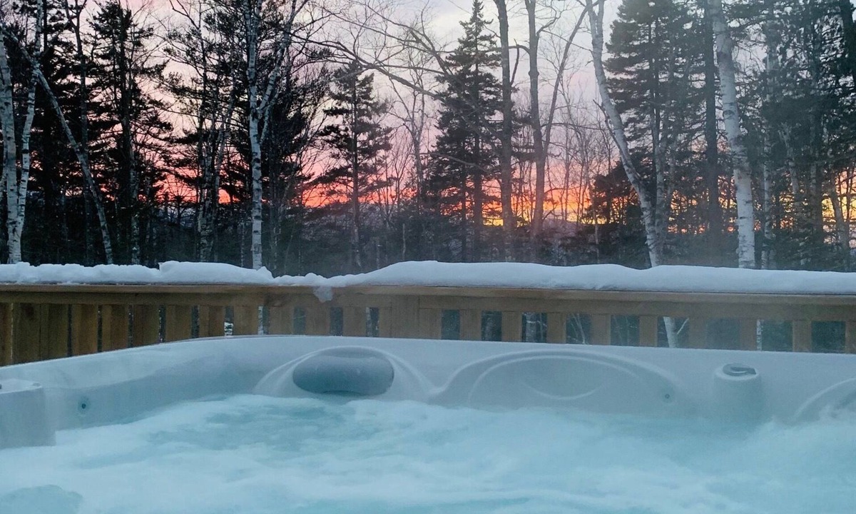 Carrabassett Valley House | HOT TUB! PAC-man! Outdoor fun!