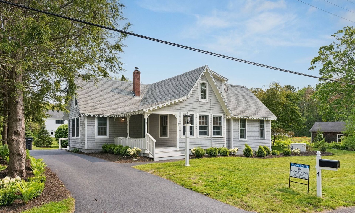 Kennebunk House | Hot Tub! Walk to Dock Square and Gooch's Beach!