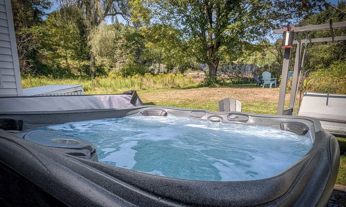 Antrim House | HotTub FirePit Games Huge Backyard Family Friendly