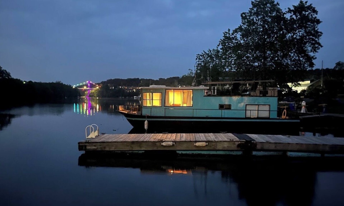 Connelly Boat Rental | Houseboat River Queen a Peaceful Retreat on The Rondout Creek