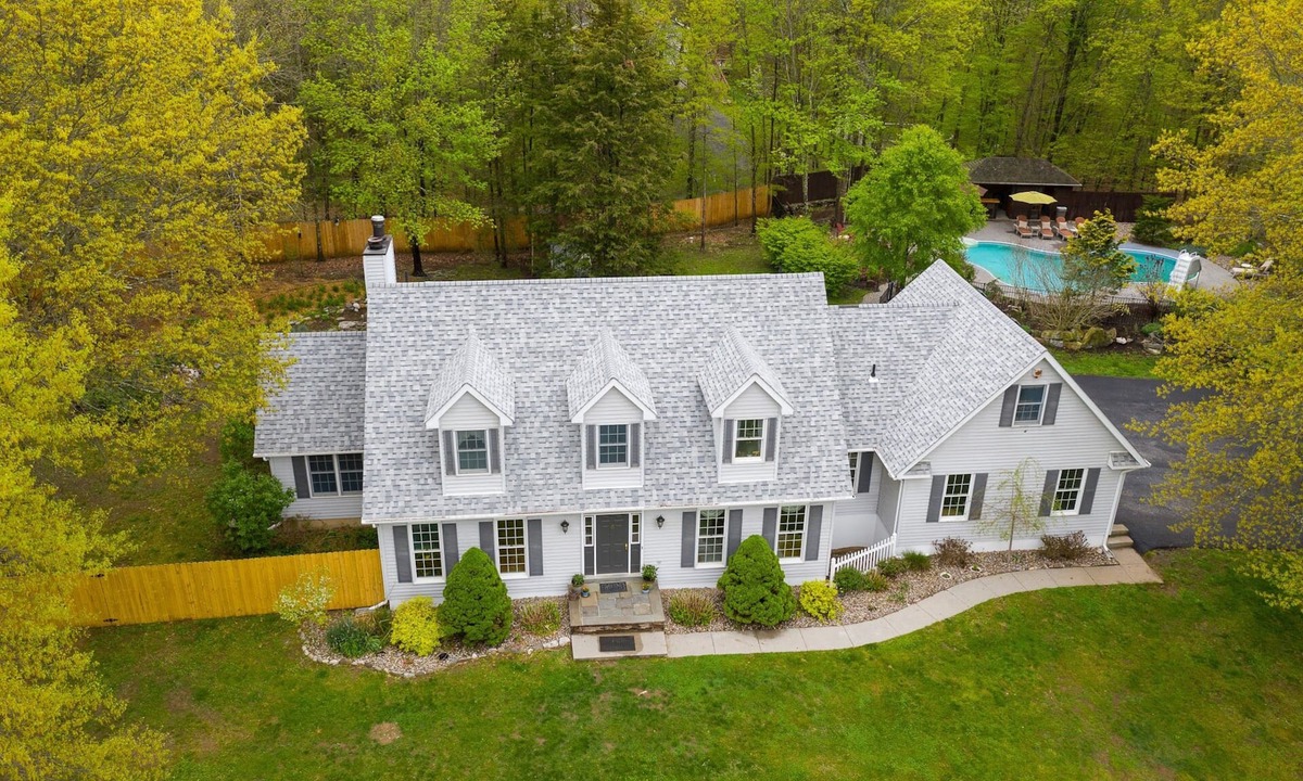 Pine Bush House | Hudson Valley Group Getaway - 1.5hrs from NYC with Heated Pool, Hot Tub, Sauna!