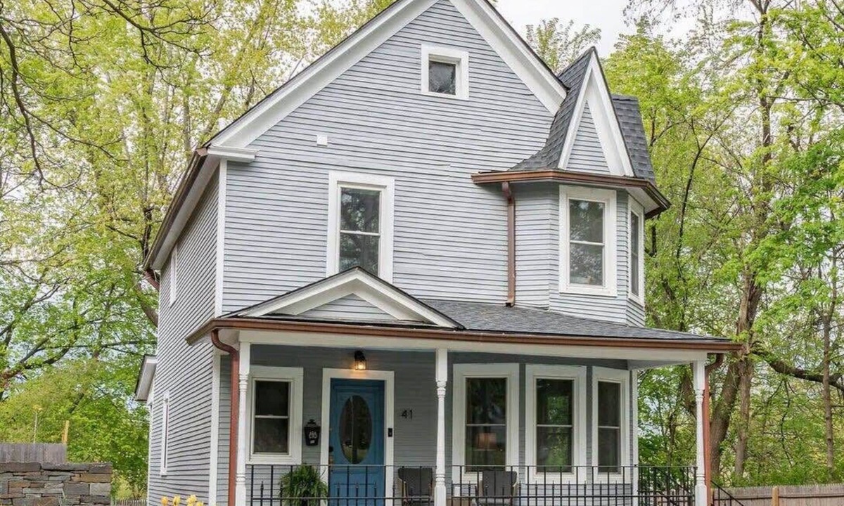 Hudson House | Hudson Victorian - Walkable to Warren St