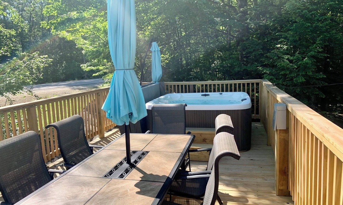 Bartlett House | Humphreys Ledge Adventure with Hot Tub, Arcade & Games Galore! 5 minutes to town