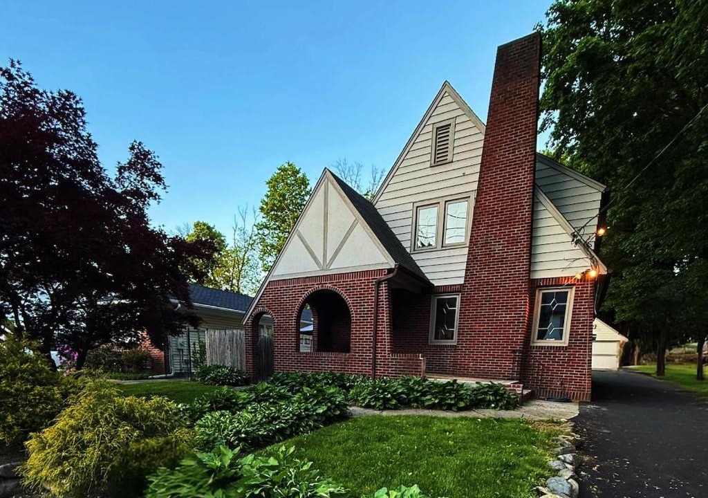 Huntington House | Huntington Village House 4BR Walk to everything