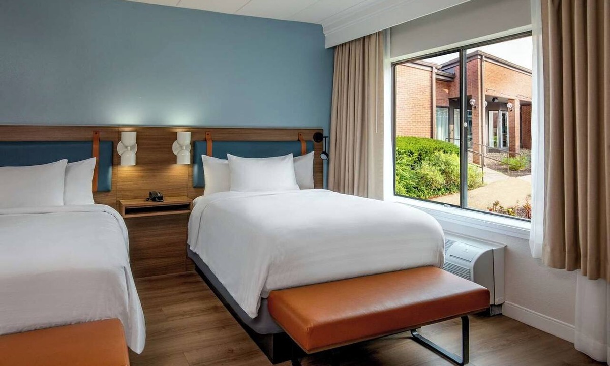 Foxboro Hotel | Ideal Mix of Comfort and Value! Hot Breakfast Included, Free Parking!