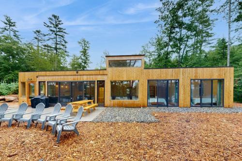 Hope House | Idyllic lakeside house with outdoor sauna, patio and firepit