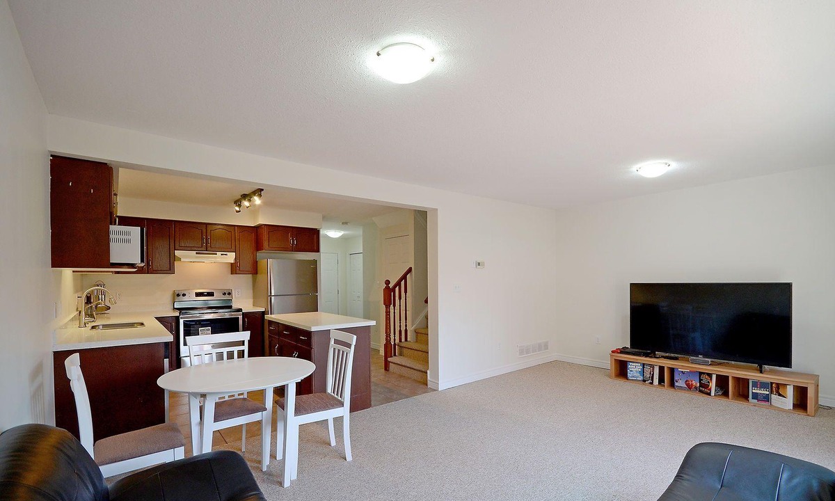 Guelph House | Immaculate townhouse in highly sought-after South-end of Guelph