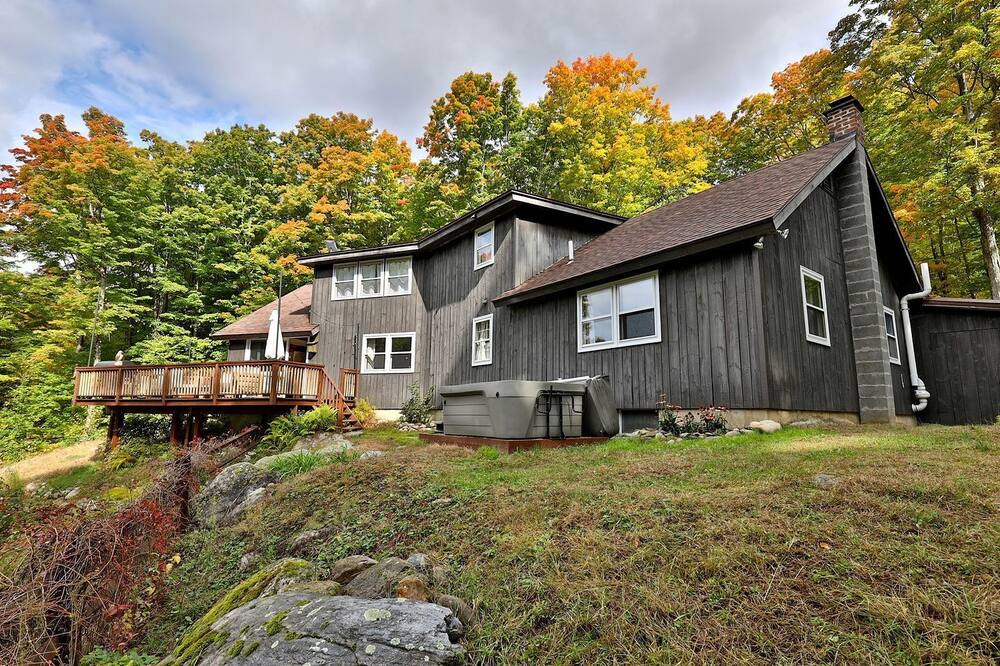 East Haven  Rutland County Cabin | Impressive Cabin with Hot-tub and Fascinating Views in Mendon, Vermont