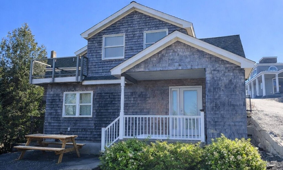 Mid-Coast and Islands House | In the heart of beautiful Bailey Island, this coastal retreat offers a blend of comfort and charm.