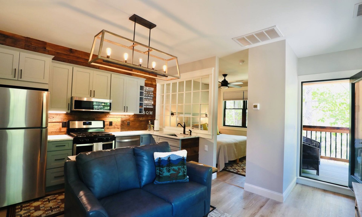 Holderness House | In-town Couples Getaway with Dockslipl