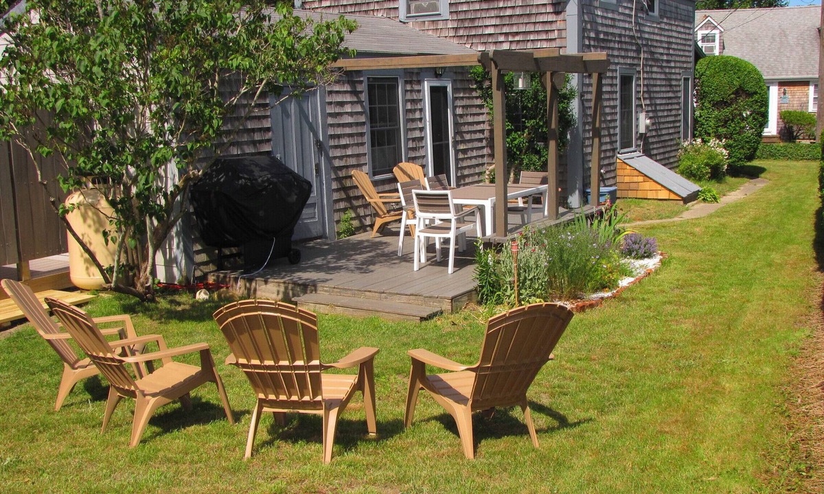 Tisbury House | IN-TOWN-WALK To Everything! Adorable & Affordable , Front Porch & Deck/3 A/C's