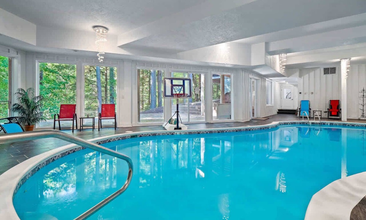 Hunting Valley House | Indoor Pool-Sauna-Movie Theater Room-Bar-Sleeps 10
